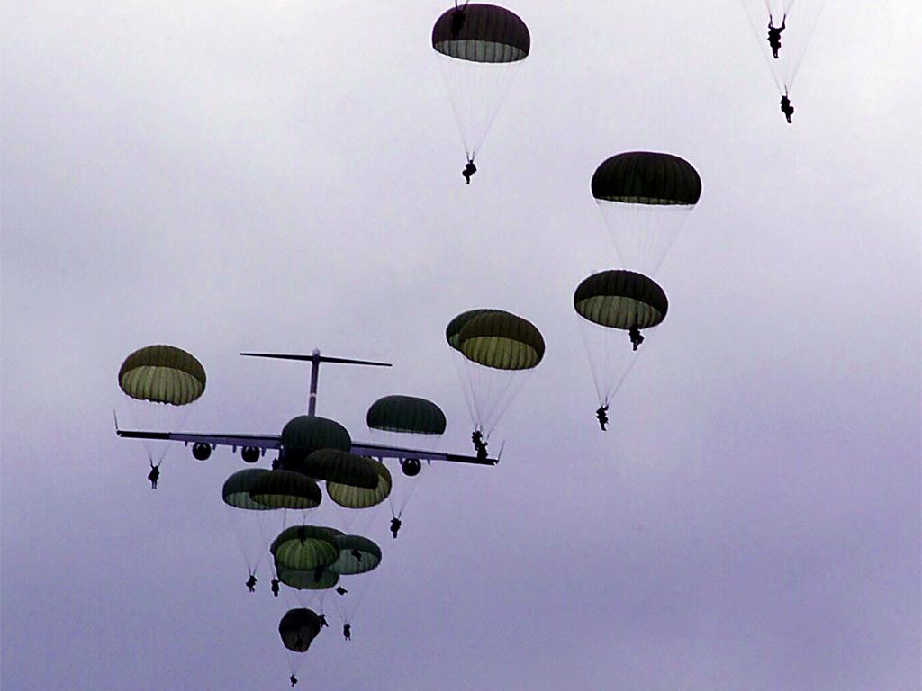 Paratroopers drop from C-17 Globemaster wallpaper
